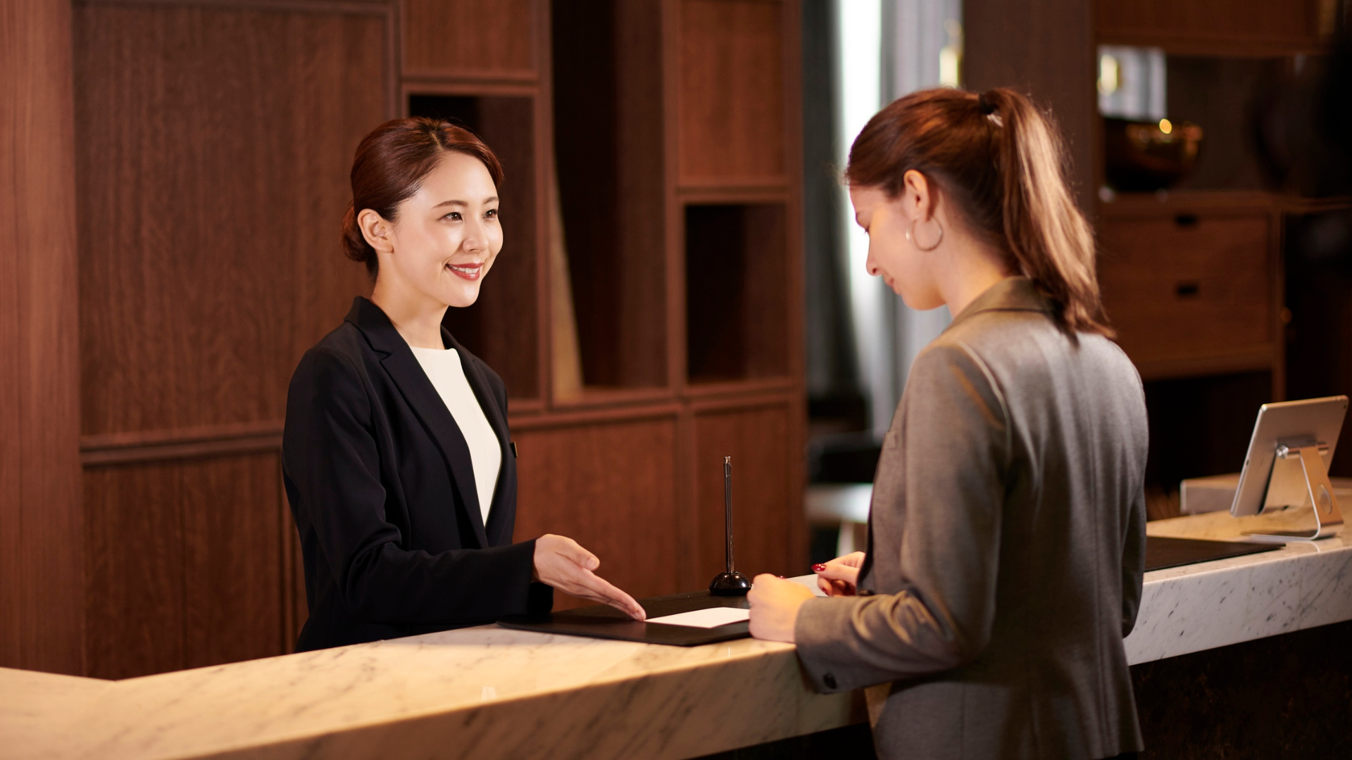 ホスピタリティとは？意味やサービスとの違い、高める方法を事例付きで解説